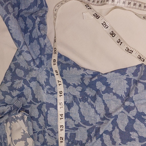 Loft Ann Taylor Denim Floral Button Up Blouse. Great Condition Size M - Picture 6 of 7